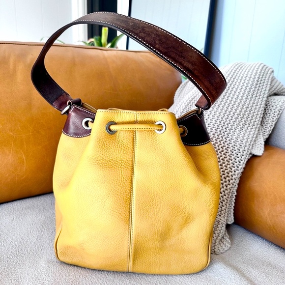 🛍️Vintage Dooney & Bourke yellow/brown leather bucket shoulder Bag. (14X12X6) - Picture 4 of 16